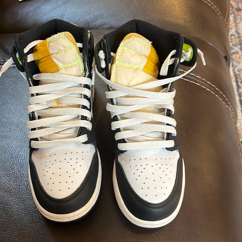 Nike Air Jordan 1 High “Volt Gold” Size: 4.5Y
